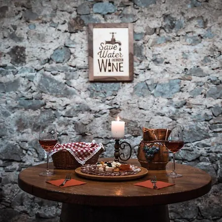 Vineyard Skatlar 2 *
